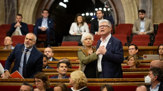 Borràs se salta el reglamento del Parlamento catalán para leer una declaración política sobre el caso Pegasus