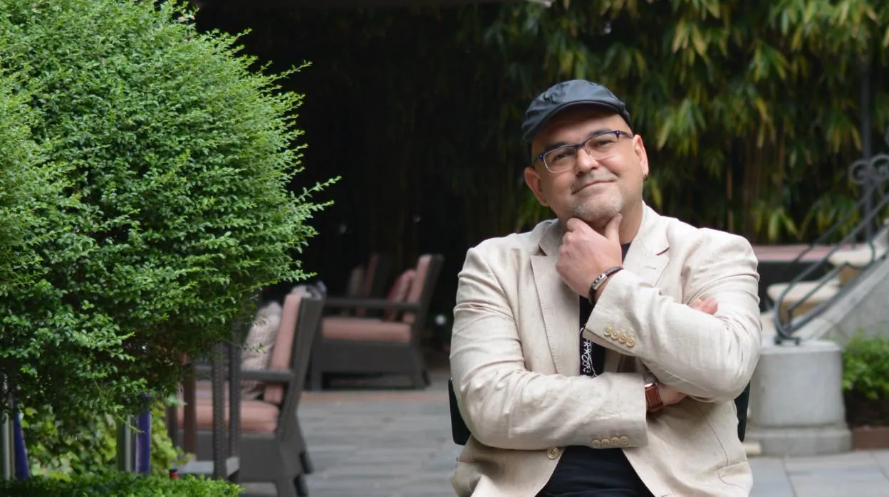 El escritor canario Alexis Ravelo, autor de 'Los nombres prestados', Premio Café Gijón