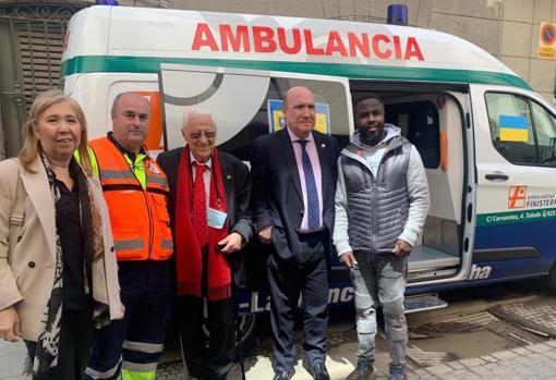 Chari San Román, el técnico José Ángel, el padre Ángel, José María y un voluntario, el día de la entrega en Madrid