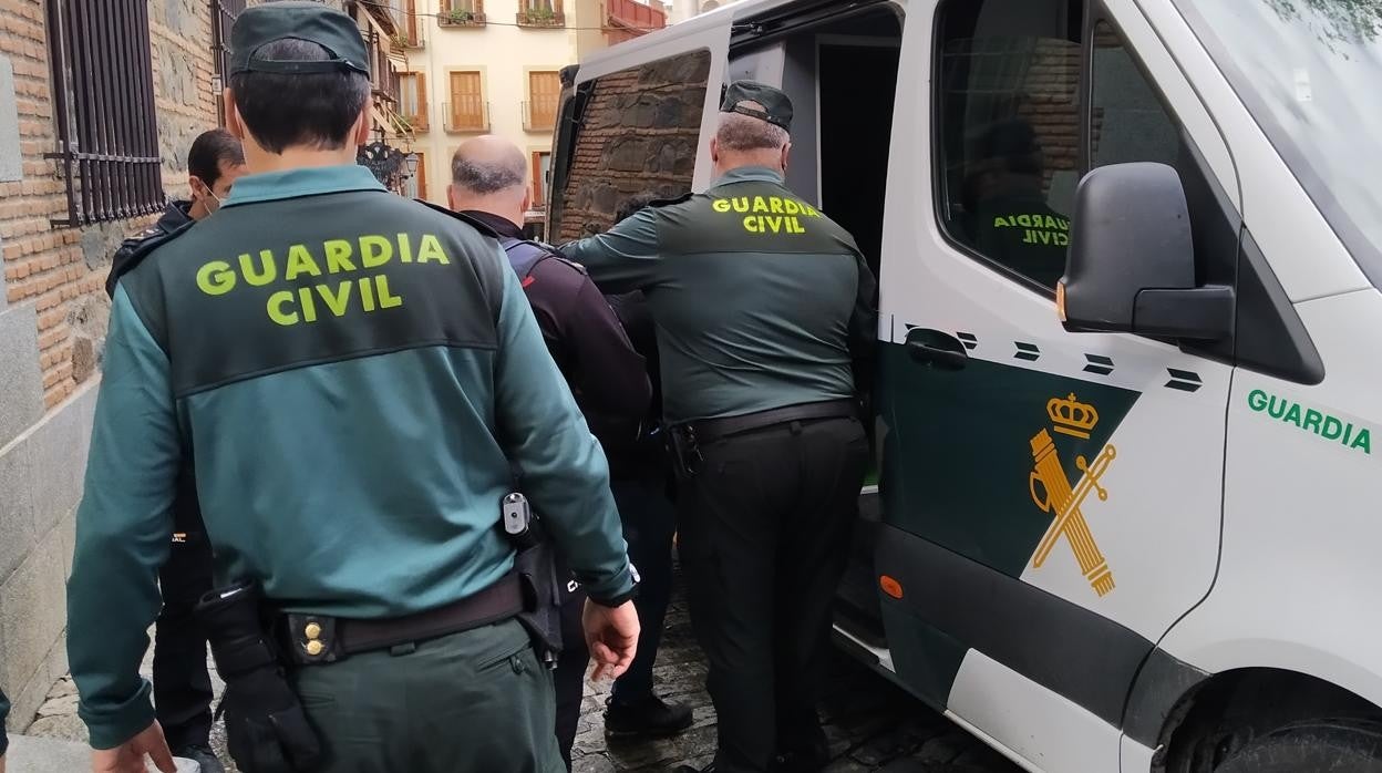 Pedro Alejandro y Jaime de Jesús, esta mañana, en el momento de salir de la Audiencia de Toledo y subir al furgón que los trasladaría a la prisión de Ocaña I