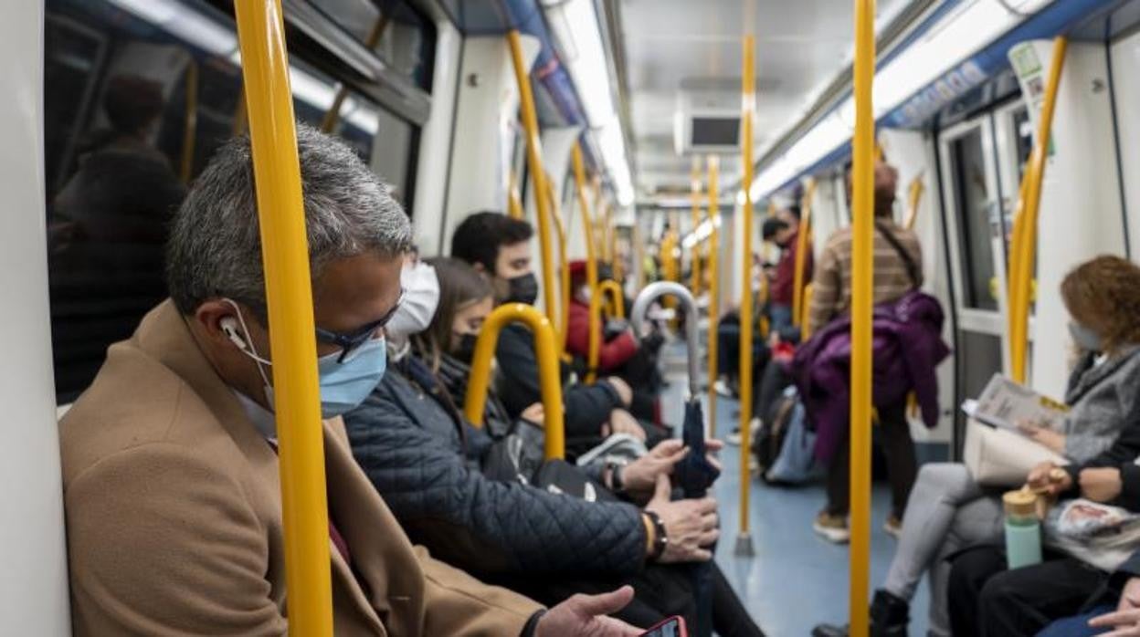 Usuarios en el interior de un vagón del Metro de Madrid