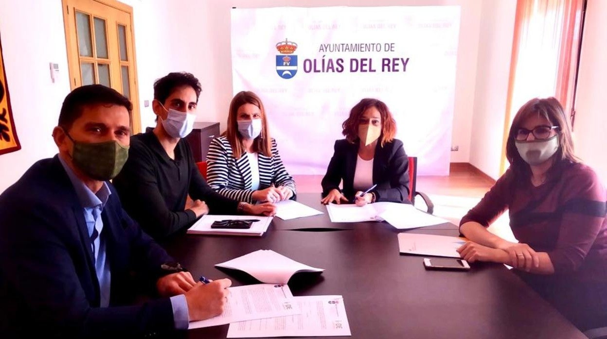 Un momento de la firma del acuerdo en el Ayuntamiento de Olías del Rey