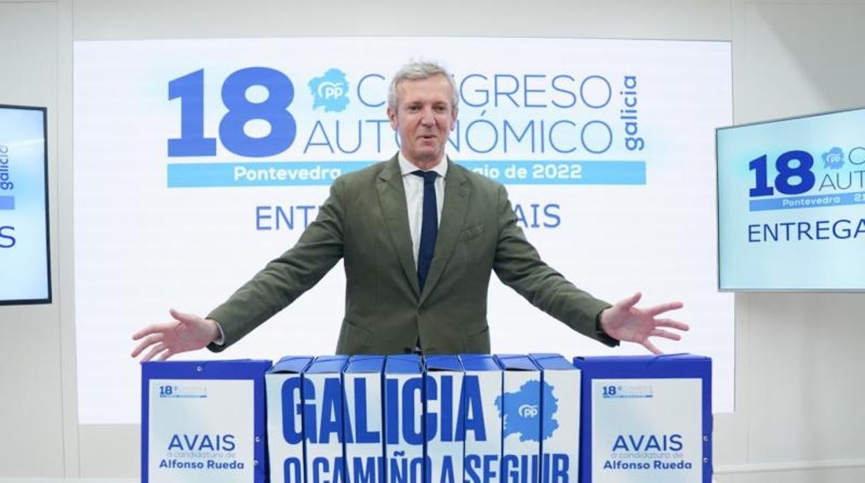 Alfonso Rueda, esta mañana con los avales recabados, en la sede del PPdeG en Santiago