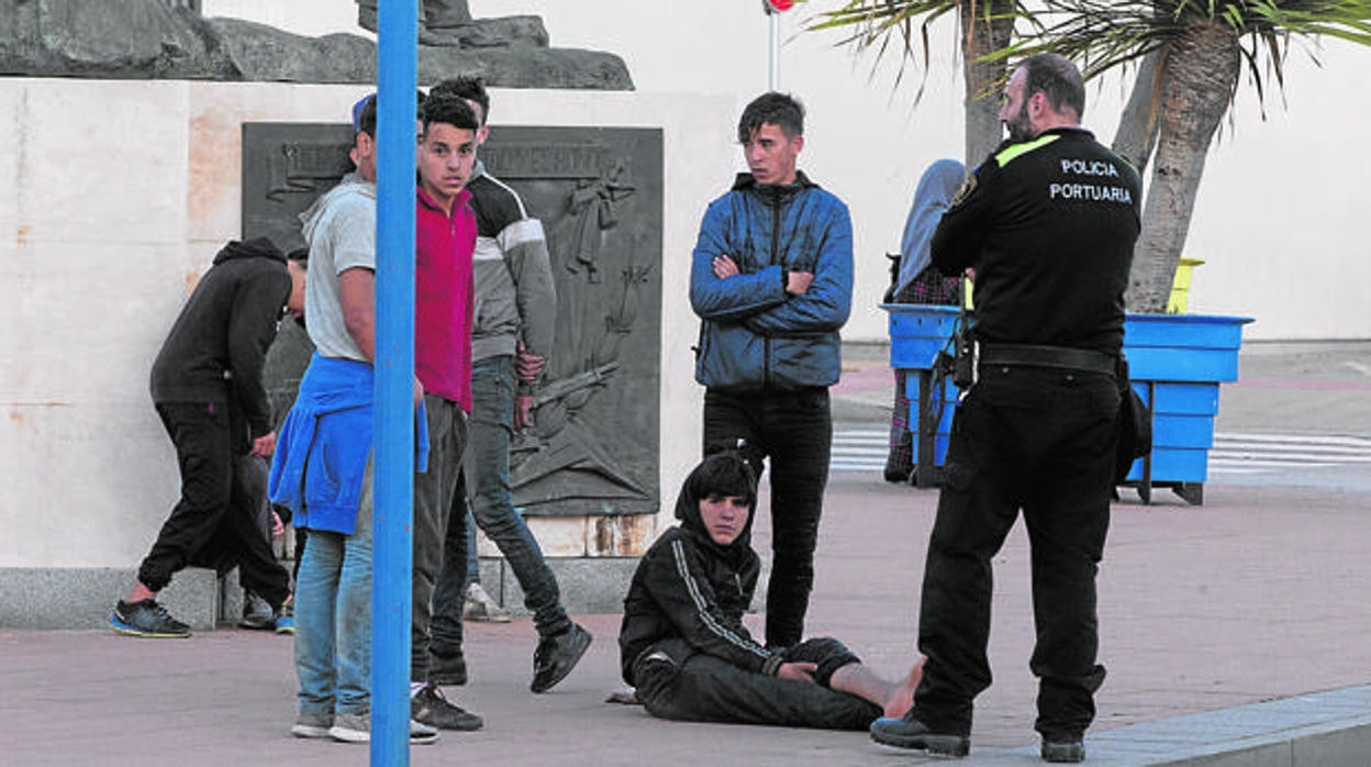 Menores inmigrantes en el puerto de Ceuta