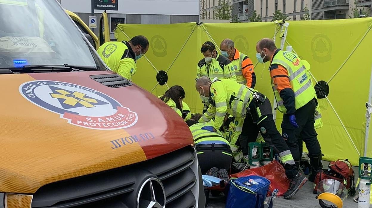 Los servicios de emergencias atienden al joven, que finalmente falleció