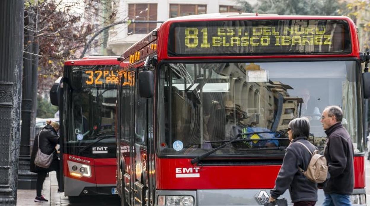 Imagen de archivo de dos autobuses en la plaza del Ayuntamiento de Valencia