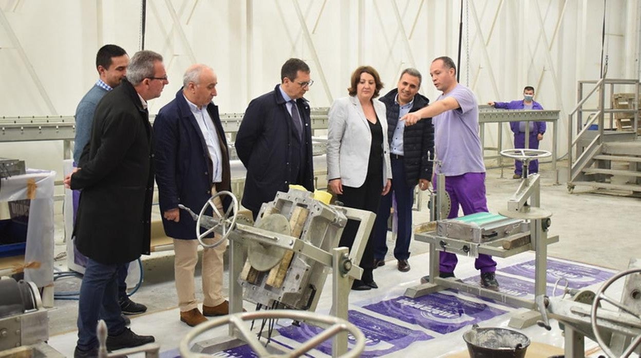 Franco y Hernández durante su recorrido por la fábrica de productos cerámicos