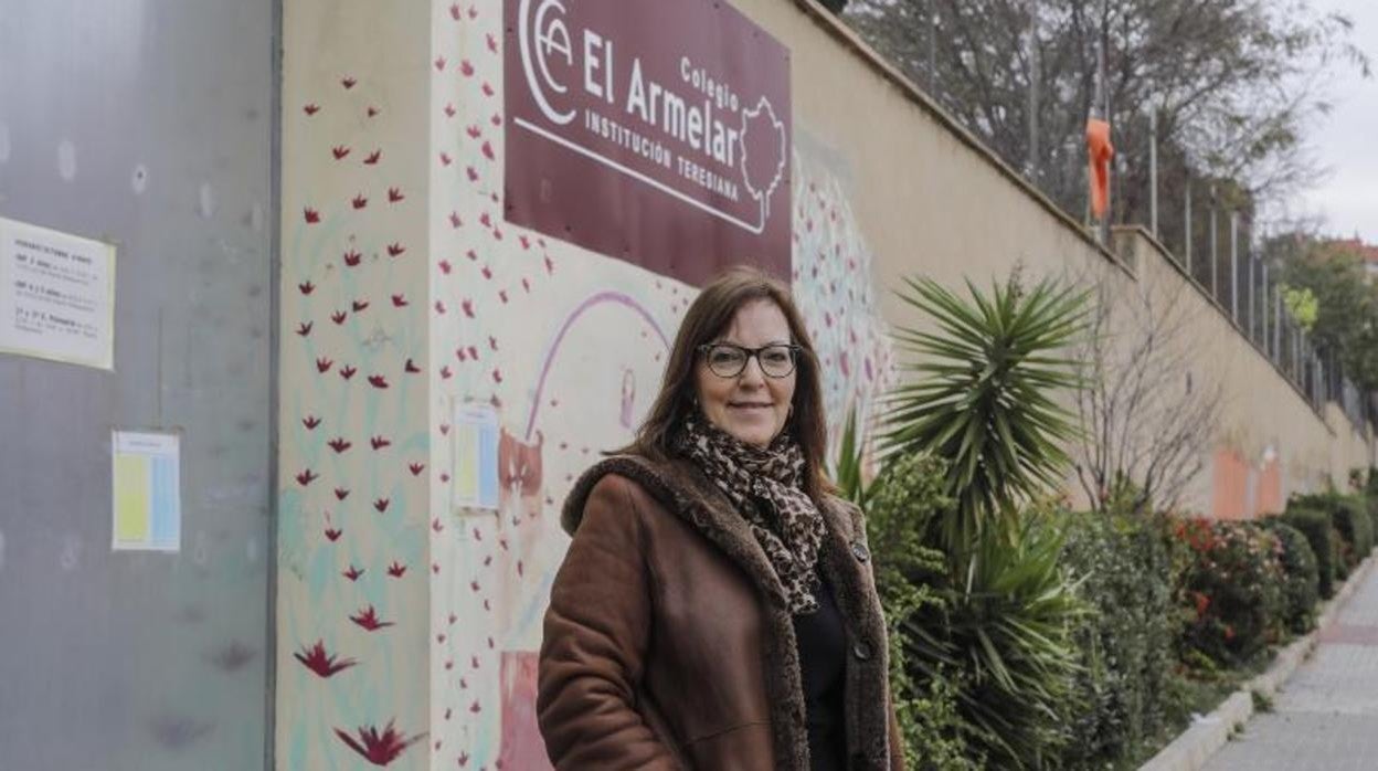 Rosa M. A., en la entrada del centro educativo de su hija