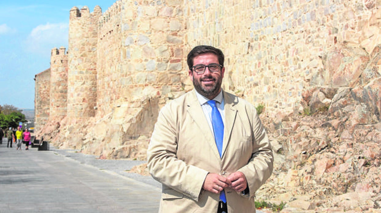 El alcalde de Ávila, Jesús Manuel Sanchez Cabrera, frente a la muralla en una imagen de archivo