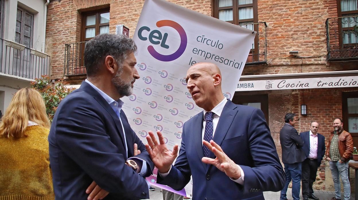 El alcalde de la capital, José Antonio Diez, ayer, con el presidente del CEL, Julio César Álvarez