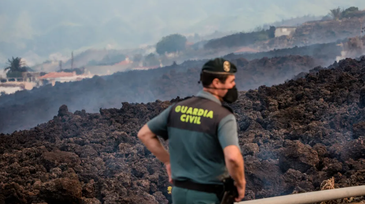 Un Guardia Civil frente a una de las coladas del volcán de La Palma