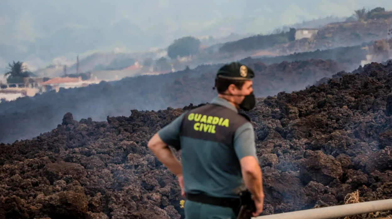 Un Guardia Civil frente a una de las coladas del volcán de La Palma