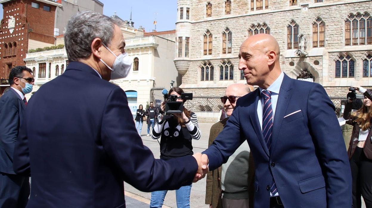 José luis Rodríguez Zapatero saluda al alcalde José Antonio Díez, este viernes en León