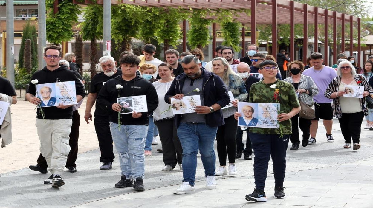 Decenas de personas muestran su dolor en el Polígono a seis meses del asesinato del joven Loren