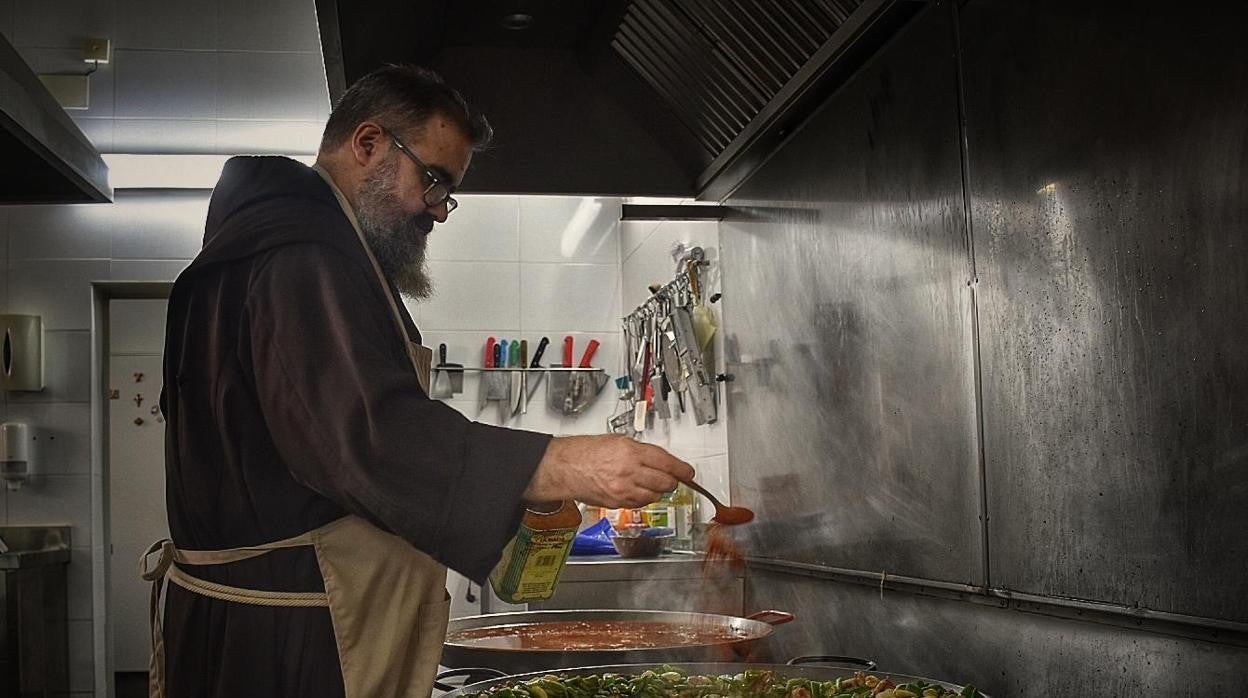 Imagen del Fray Ángel Ramón en su cocina del Monasterio Santo Espíritu del Monte de Gilet (Valencia)