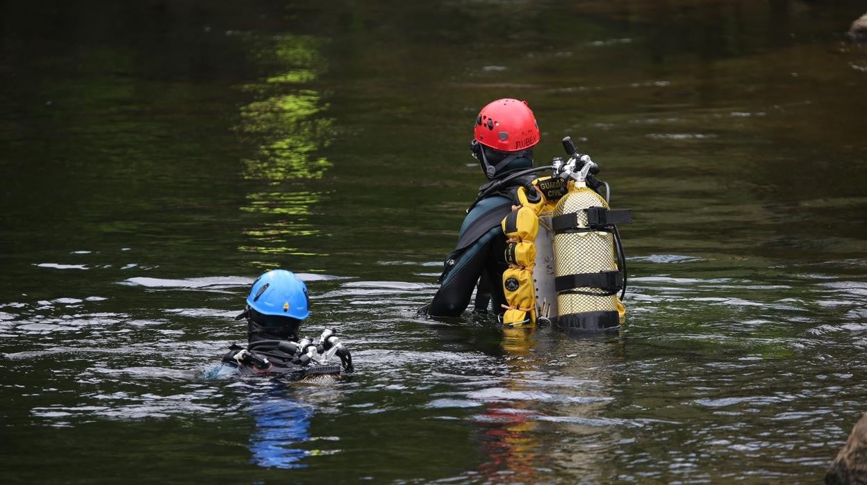 Labores de rastreo este domingo en la playa fluvial del concello de Arbo (Pontevedra)