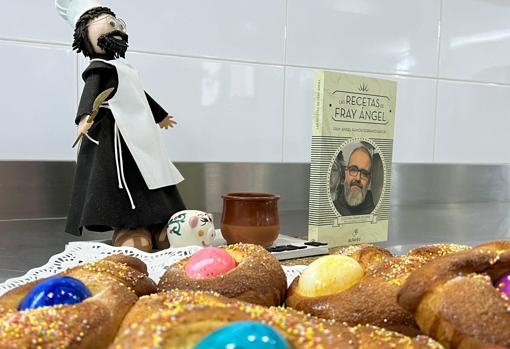 Imagen de varias monas de Pascua con el libro de recetas del Fray Ángel Ramón