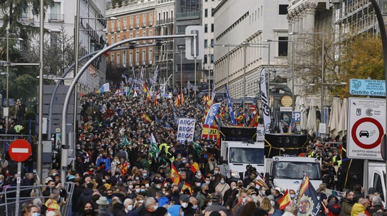Masva manifestación de policías contra la reforma de la Ley de Seguridad Ciudadana
