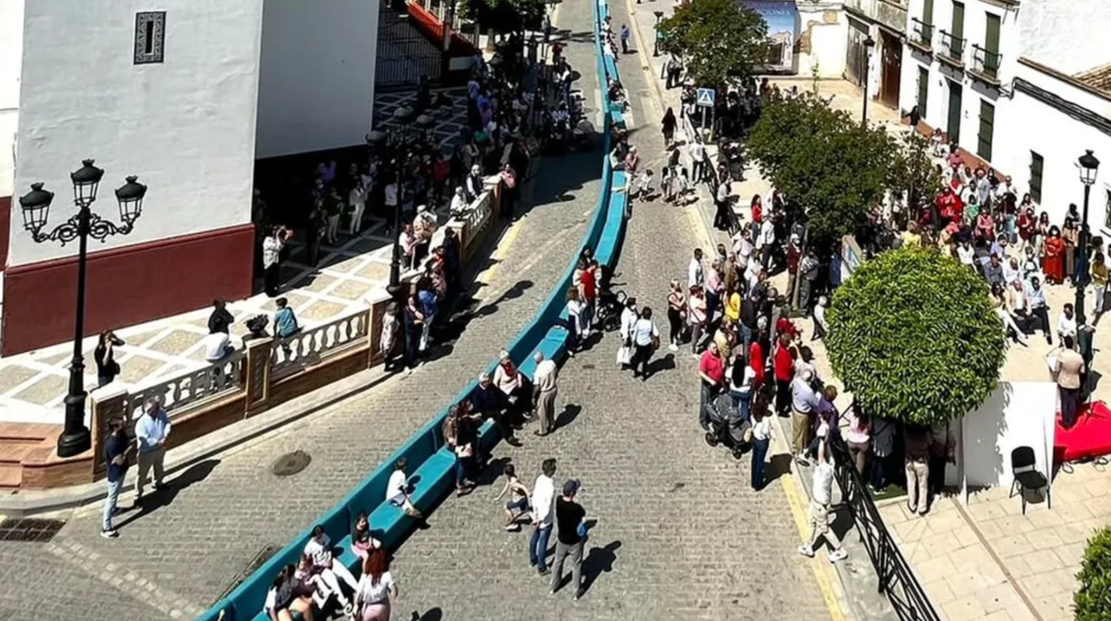 El sofá desplegado en las calles de Tías y la sentada solidaria por La Palma