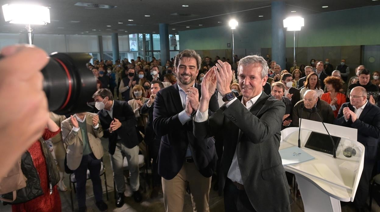 Calvo y Rueda, instantes antes de dar comienzo a la junta directiva provincial del PP coruñés