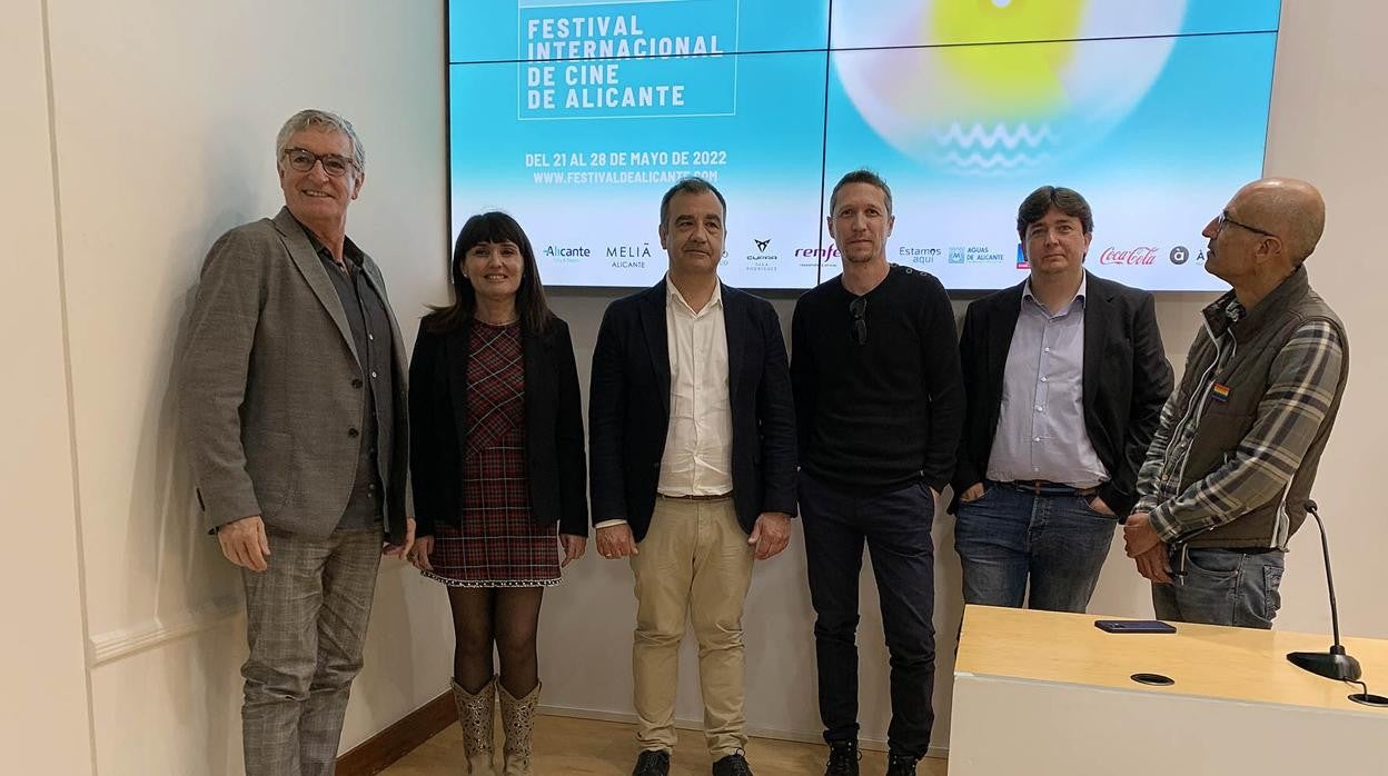 La vicepresidenta de la Diputación de Alicante, Julia Parra, junto a algunos miembros del jurado