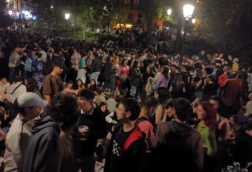 Macrobotellón por el Dos de Mayo: fin de semana de desfase de alcohol en Malasaña, ante el hartazgo de los vecinos