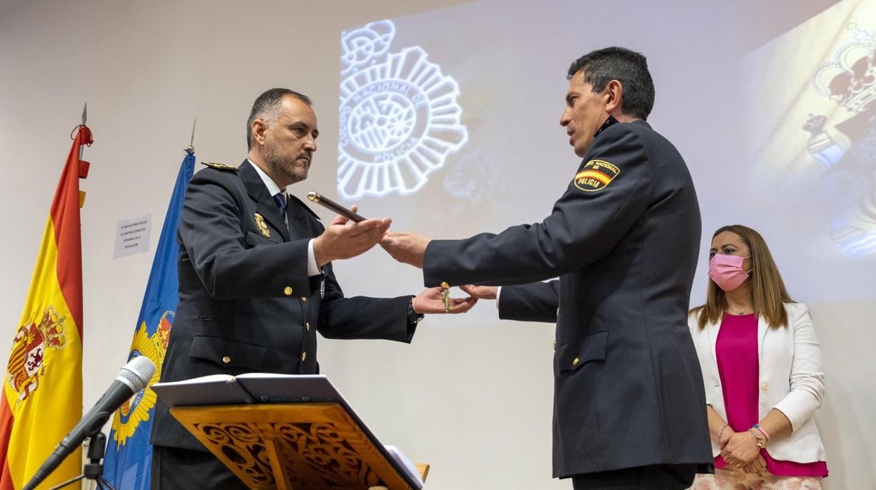 La delegada del Gobierno en Castilla y León, Virginia Barcones, preside el acto de toma de posesión de Claudio Javier Díaz Serrano como nuevo comisario jefe de la Comisaría Provincial de la Policía Nacional en Salamanca. En la imagen el nuevo comisario recibe el bastón de mando de manos de Miguel Angel de Diego