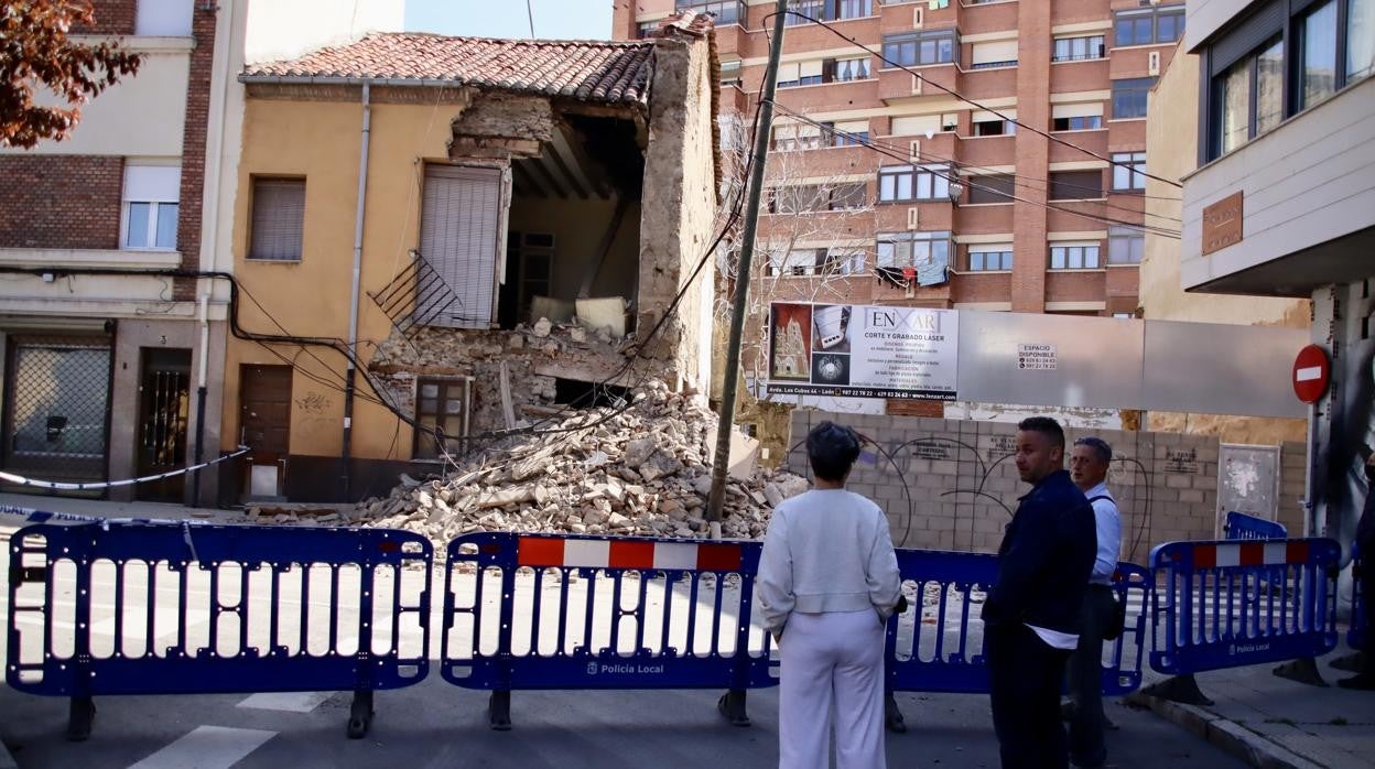 Aparatoso derrumbe de un edificio en la plaza Caño de Santa Ana de León