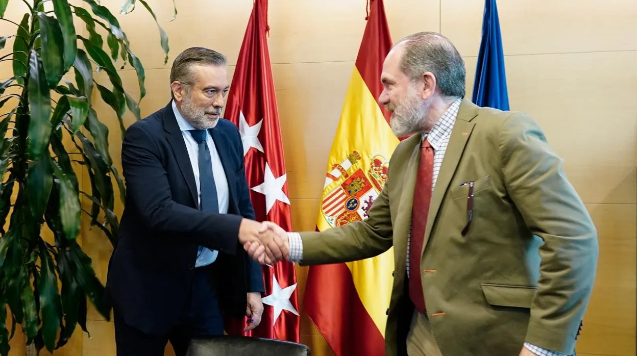 Paco Sánchez, presidente del Consejo Evangélico de Madrid (dcha) saluda al consejero de Presidencia, Enrique López