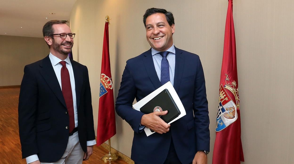 Javier Maroto, tras ser elegido senador autonómico en julio de 2019, con el portavoz del PP, Raúl de la Hoz