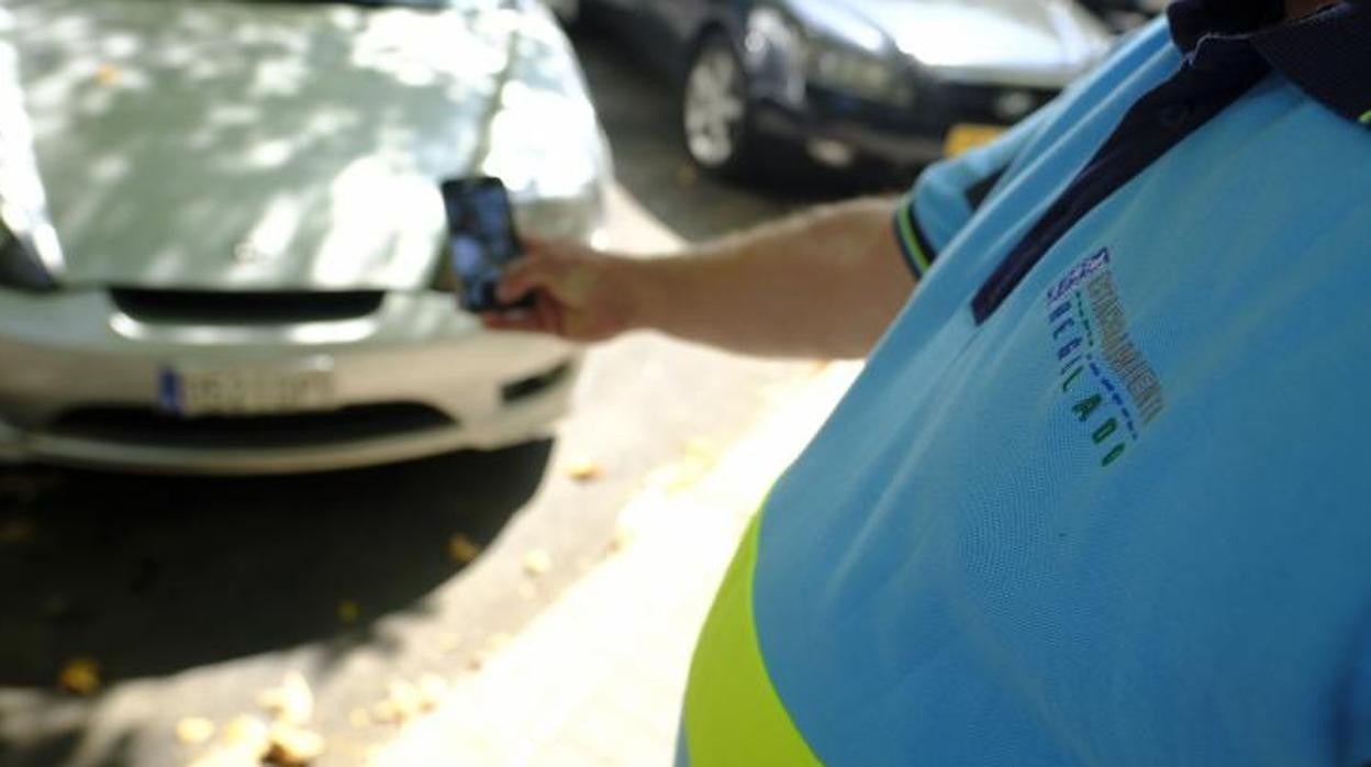 Un trabajador de la zona SER comprueba si un vehículo está habilitado para aparcar