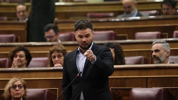 Rufián exige las dimisiones de Robles y de la directora del CNI