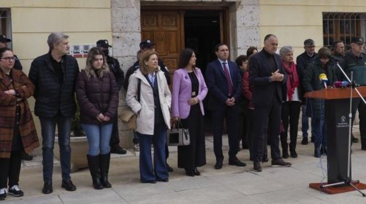 Autoridades, familia y amigos de Ouardia han guardado un minuto de silencio en Tarancón por el asesinato machista de la mujer