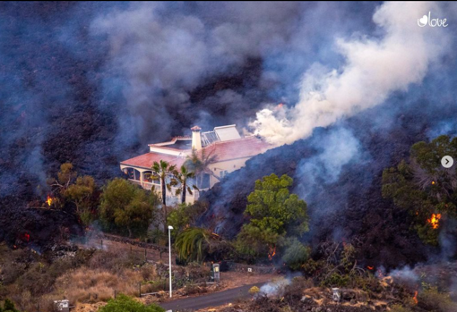 Una vivienda es sepultada en medio del humo que desprende la lava