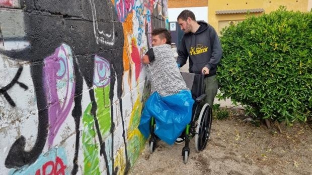 'Dius', el grafitero de 15 años sin piernas ni antebrazos: «Tiene un sexto sentido crítico y artístico»