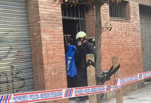 Efectivos de los Mossos acceden al edificio incendiado en Santa Coloma