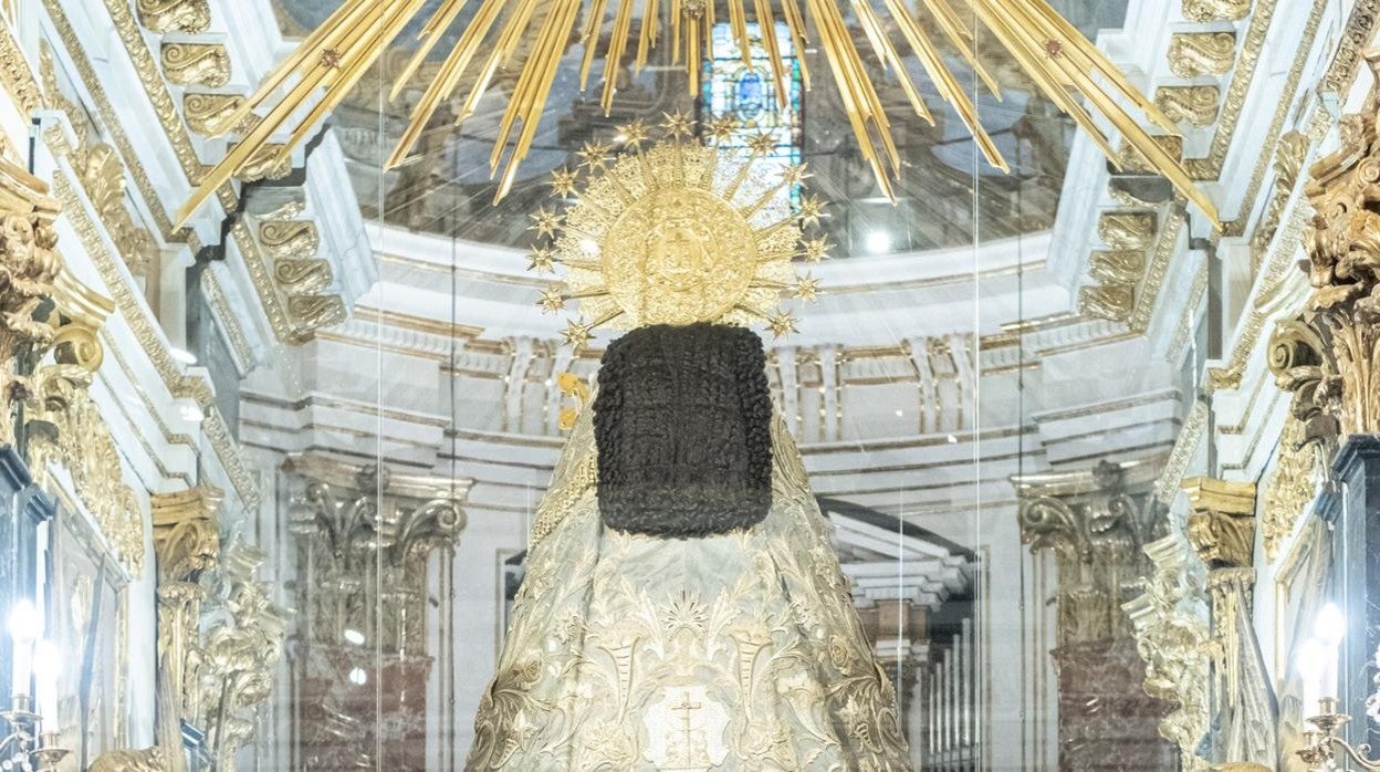 Imagen del Manto Mariano Universal que ya viste la imagen de la Virgen de los Desamparados en la Basílica de Valencia