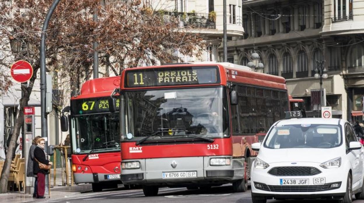 Imagen de archivo de dos autobuses de la EMT en el centro de Valencia