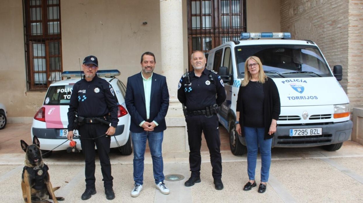 El alcalde de Torrijos y el jefe de la Policía Local posan con 'Dana'