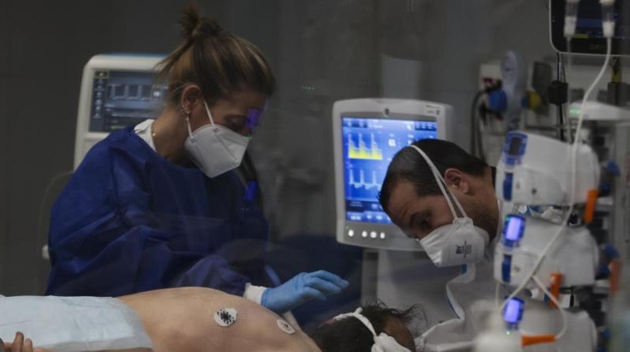 Un paciente recibe el alta tras más de dos años ingresado por Covid-19