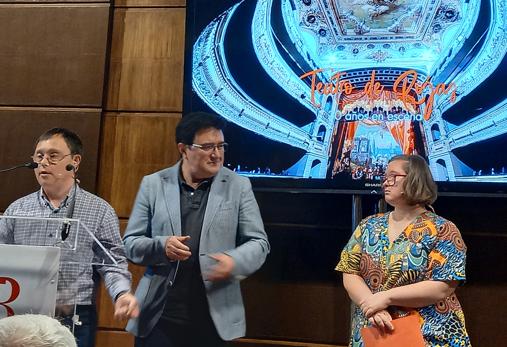 Los conductores de la gala Cristina y Luismi, junto al concejal de Cultura, Teo García