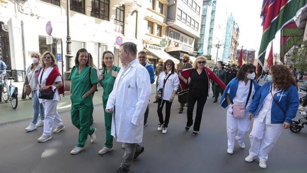 Los pendones ondean por las calles de León en homenaje a los ‘héroes’ de la pandemia