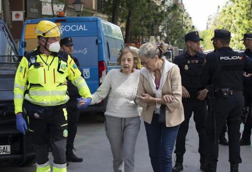 Los efectivos de Emergencias atienden a dos vecinas en el lugar del suceso