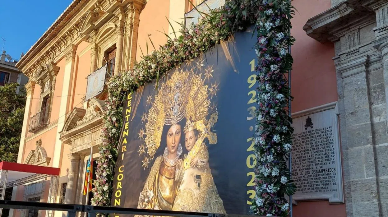 Imagen de la nueva lona instalada en la plaza de la Virgen por la festividad de la Mare de Déu en Valencia
