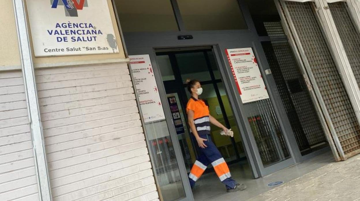 Imagen de archivo de la entrada de un centro de salud de Alicante