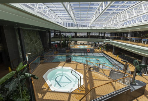 Piscina interior, el MSC Virtuosa tiene varias