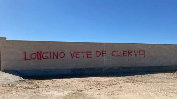 Cuerva aparece con pintadas contra el alcalde en varias fachadas