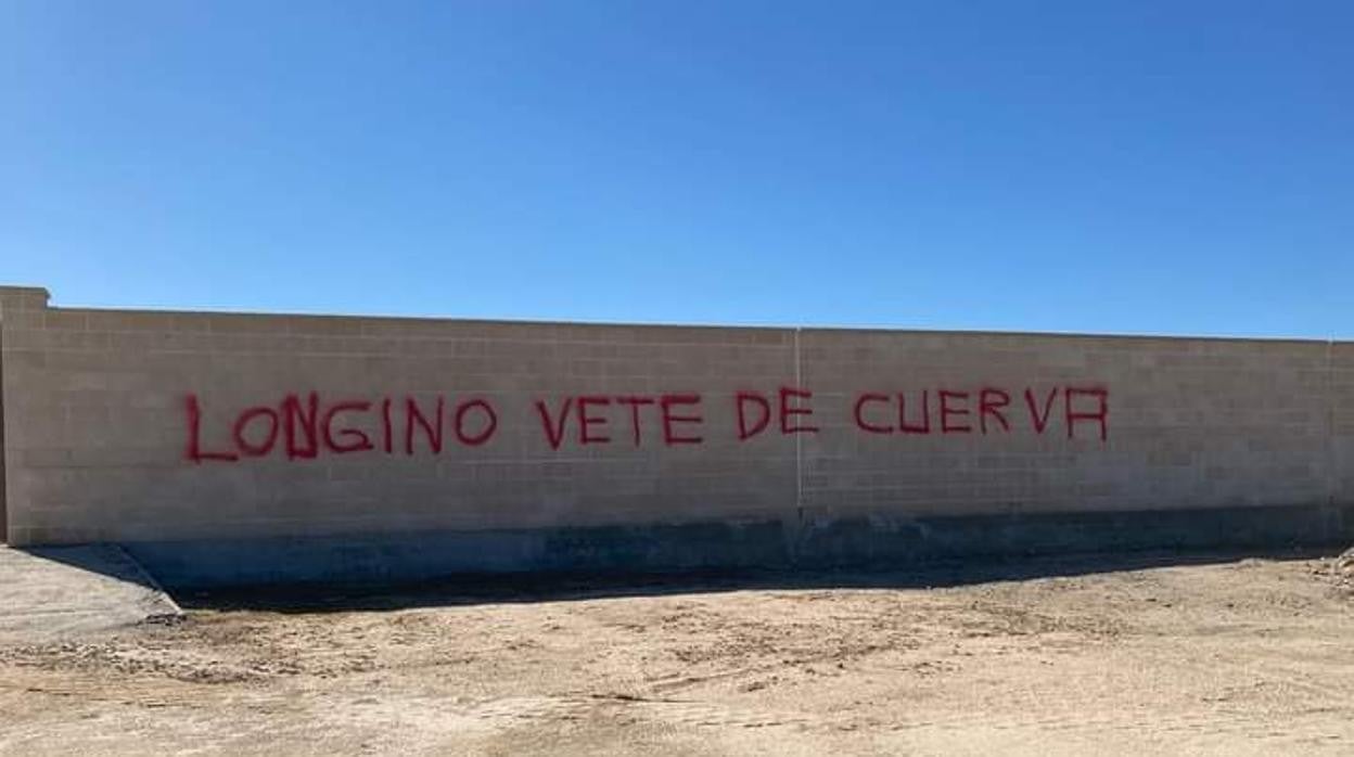 Una de las pintadas contra el alcalde en la tapia del cementerio