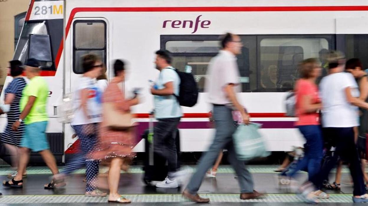 Imagen de recurso de un tren de Cercanías de Renfe en Valencia