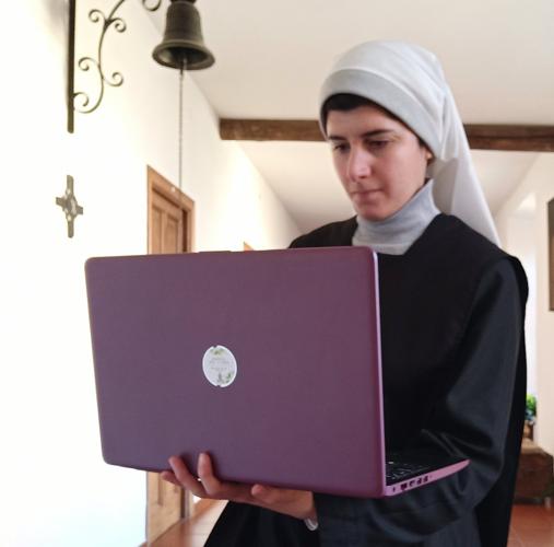 Sor Marta responde preguntas a sus seguidores en Tik Tok